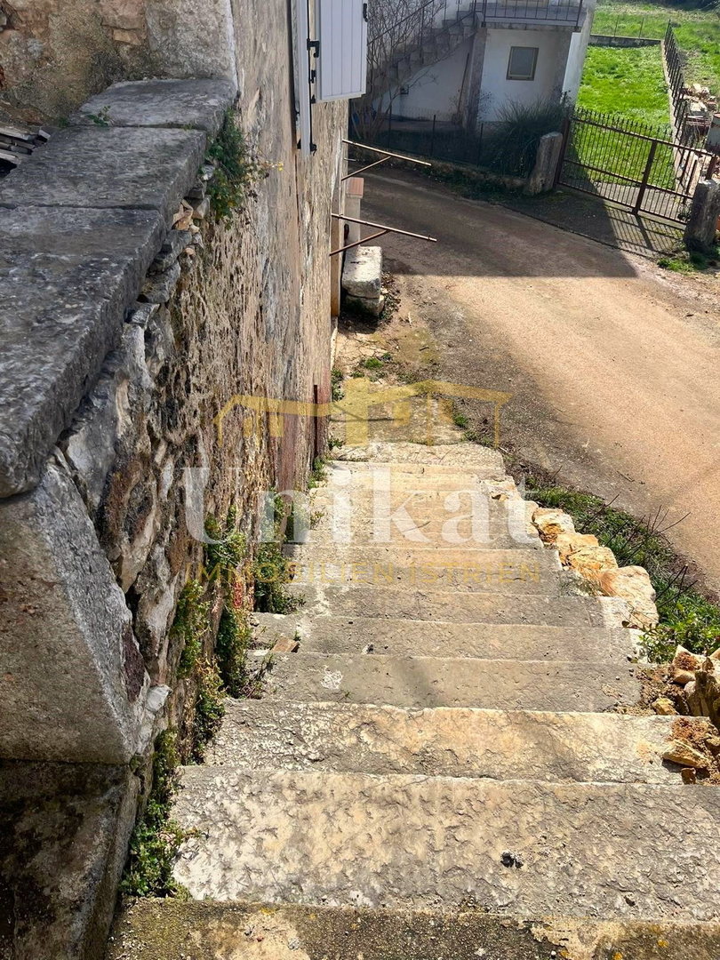 Casa in pietra vicino a Višnjan da completare